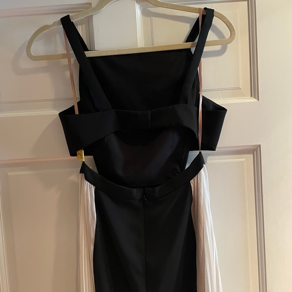 BCBG Black & White Cutout Evening Gown. Size 2 - Picture 9 of 10